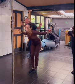 Carol Faria treinando no estúdio